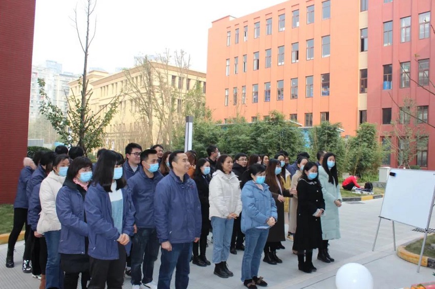 圣誕老人不僅帶來了糖果、蛋糕、還有無盡歡笑，因為他叫“水思源”