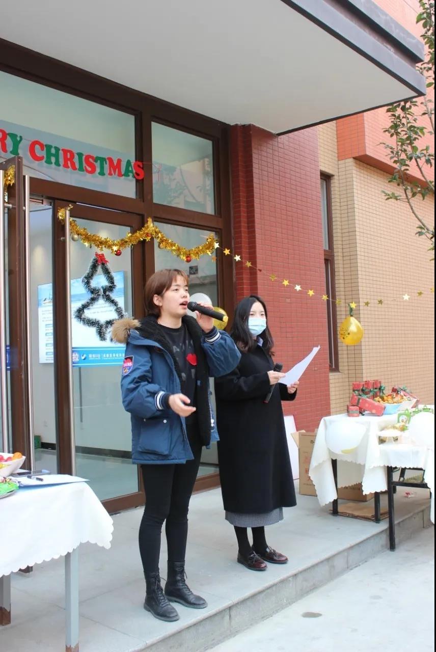 圣誕老人不僅帶來了糖果、蛋糕、還有無盡歡笑，因為他叫“水思源”