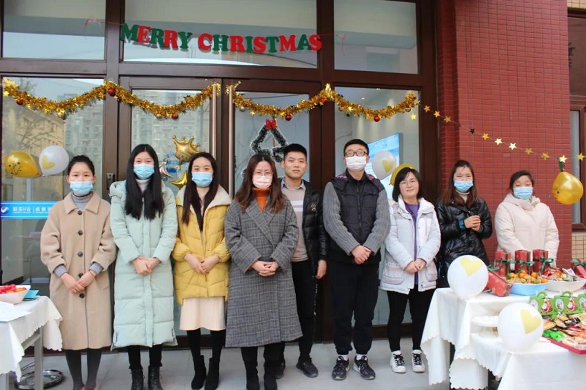 圣誕老人不僅帶來了糖果、蛋糕、還有無盡歡笑，因為他叫“水思源”