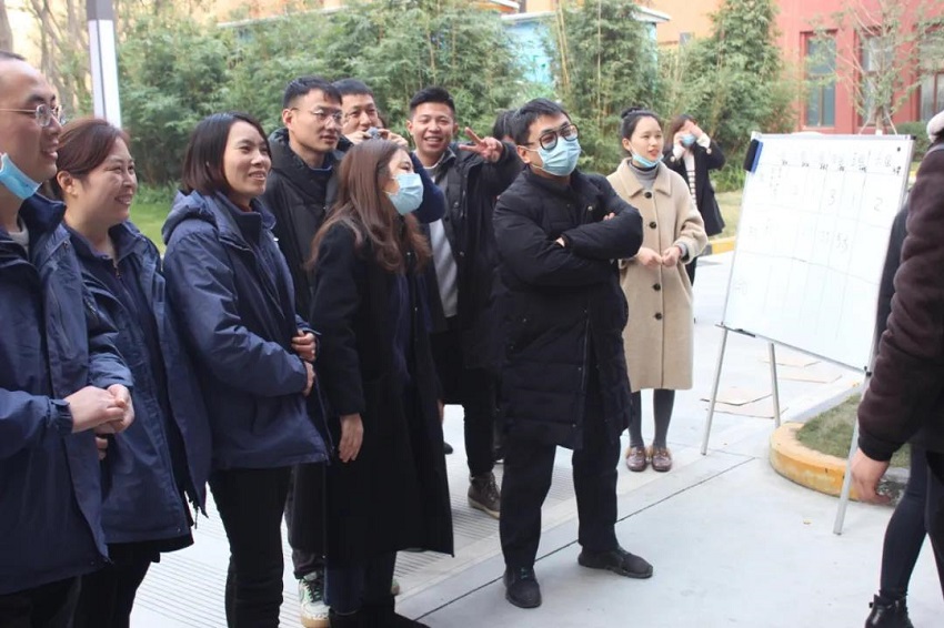 圣誕老人不僅帶來了糖果、蛋糕、還有無盡歡笑，因為他叫“水思源”